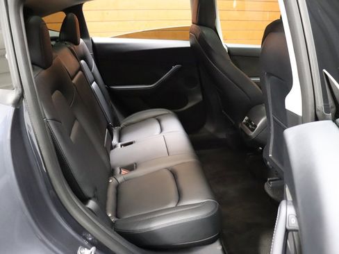 Used 2022 Tesla Model Y Long Range image 65