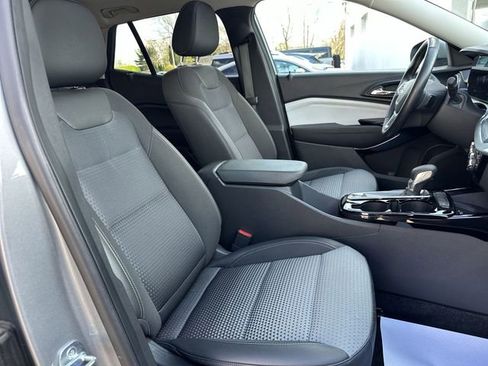 Used 2024 Chevrolet Trax LT w/ Sunroof Package image 27