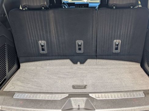 Used 2025 GMC Yukon AT4 AWD/4WD image 7