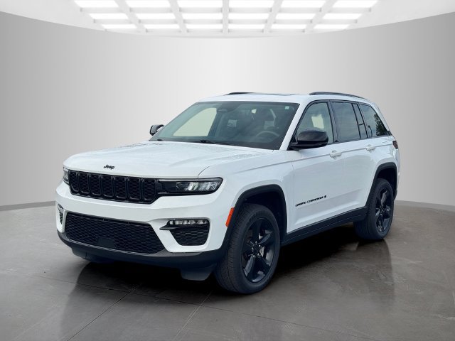 Used 2023 Jeep Grand Cherokee Limited w/ Black Appearance Package AWD/4WD image 3