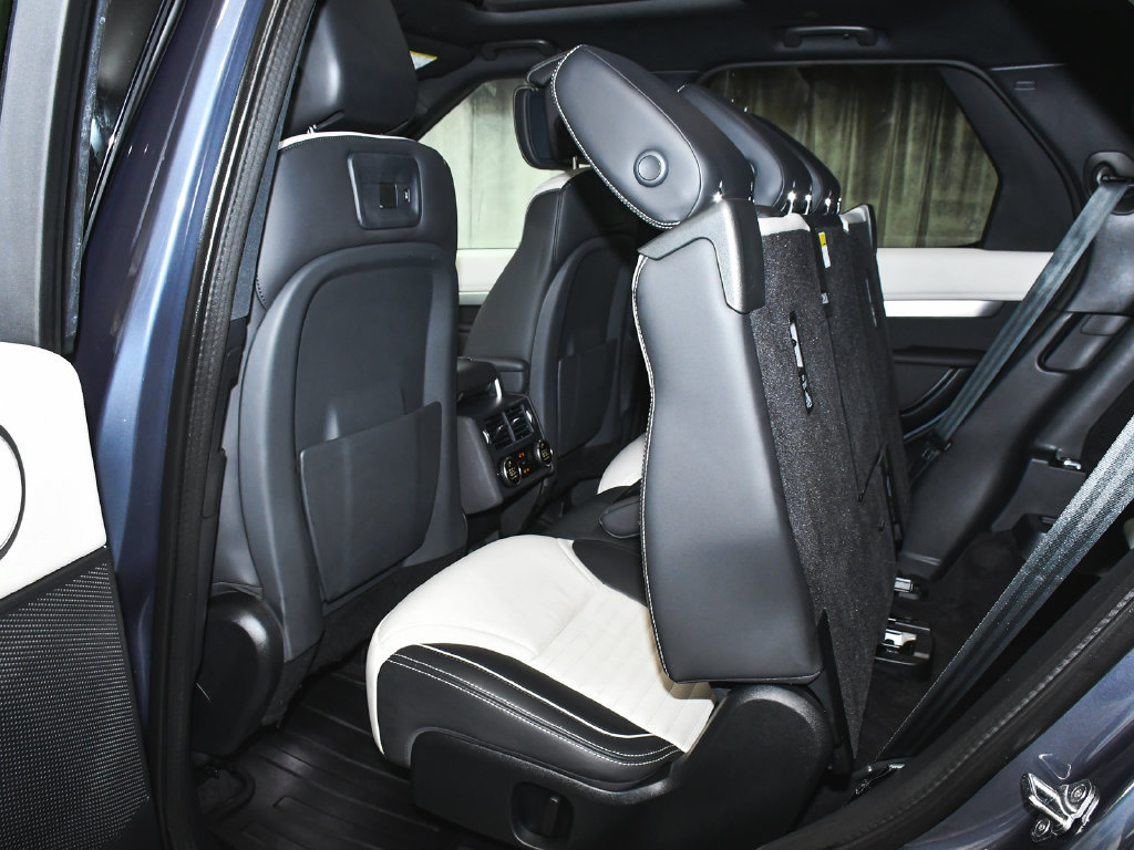 Used 2024 Land Rover Discovery Dynamic SE AWD/4WD image 58