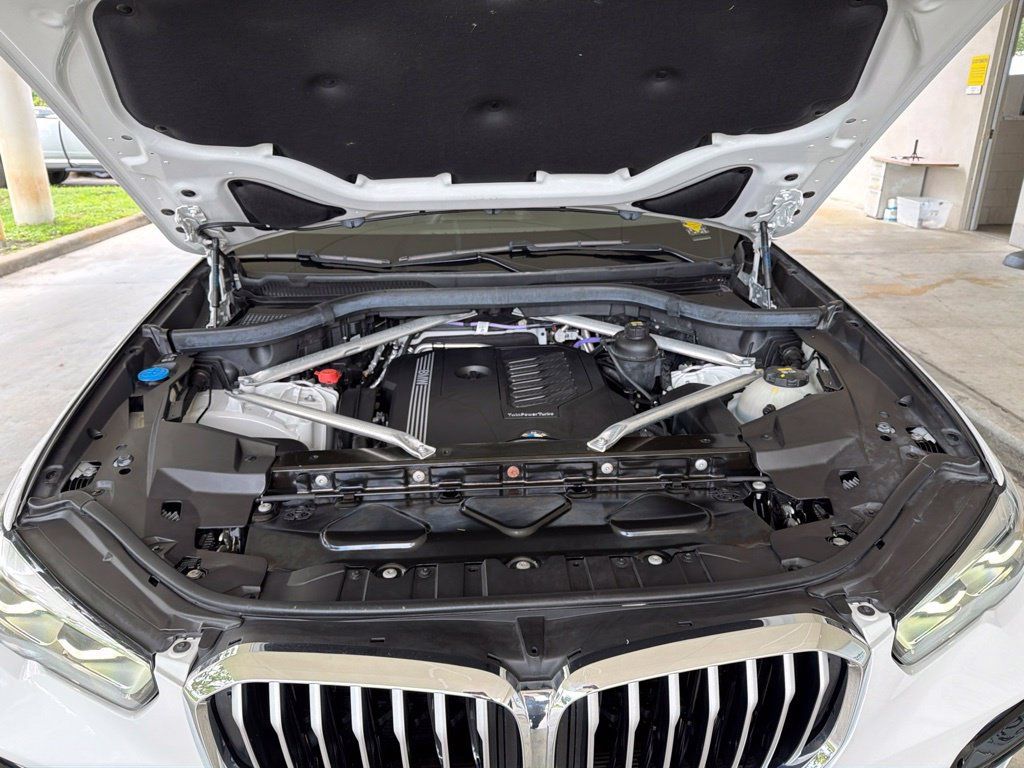 Used 2021 BMW X5 xDrive40i w/ M Sport Package AWD/4WD image 12