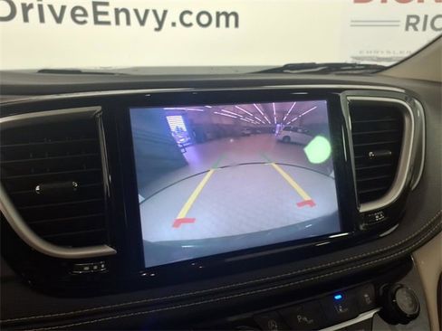 Used 2022 Chrysler Pacifica Touring-L image 25