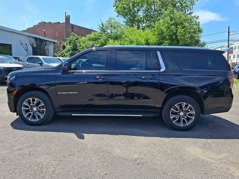 Used 2024 Chevrolet Suburban LT w/ Luxury Package AWD/4WD image 4