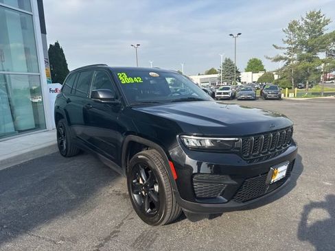 Used 2023 Jeep Grand Cherokee Altitude AWD/4WD image 8