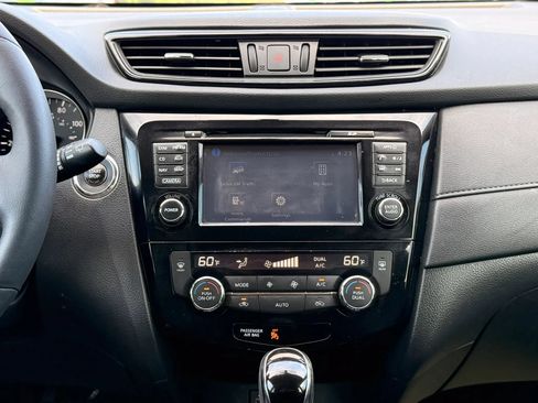 Used 2017 Nissan Rogue SV w/ SV Premium Package FWD image 17