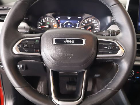 Used 2025 Jeep Compass Latitude w/ Sun & Sound Group AWD/4WD image 3