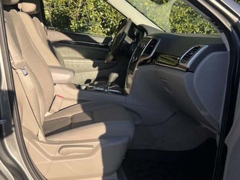 Used 2012 Jeep Grand Cherokee Laredo image 16