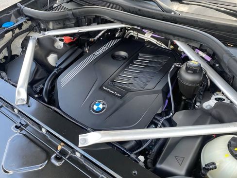 Used 2022 BMW X7 xDrive40i w/ M Sport Package AWD/4WD image 13