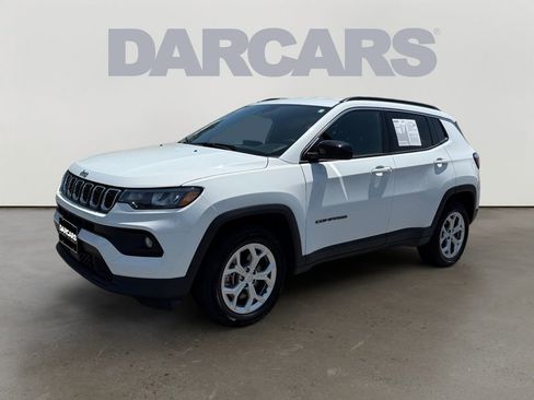 Used 2024 Jeep Compass Latitude AWD/4WD image 3