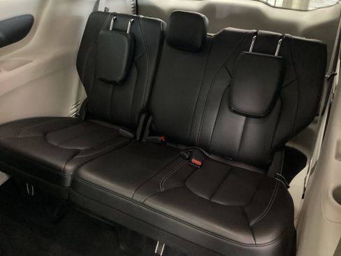 Used 2024 Chrysler Pacifica Touring-L FWD image 34