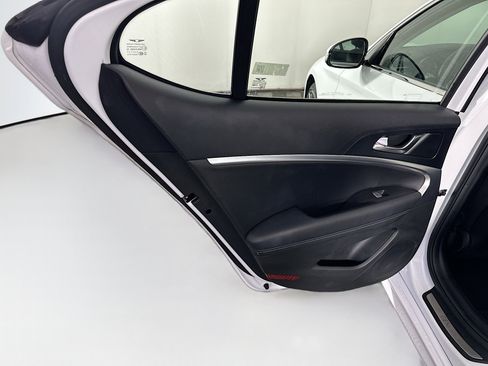 Used 2025 Genesis G70 2.5T image 33