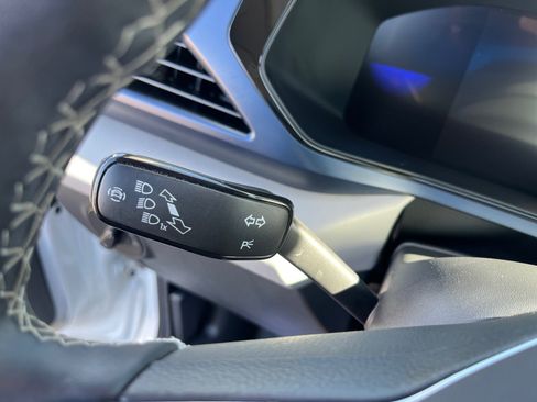 Used 2023 Volkswagen Taos SE w/ Panoramic Sunroof Package FWD image 12