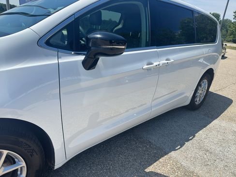 Used 2024 Chrysler Pacifica Touring-L FWD image 6
