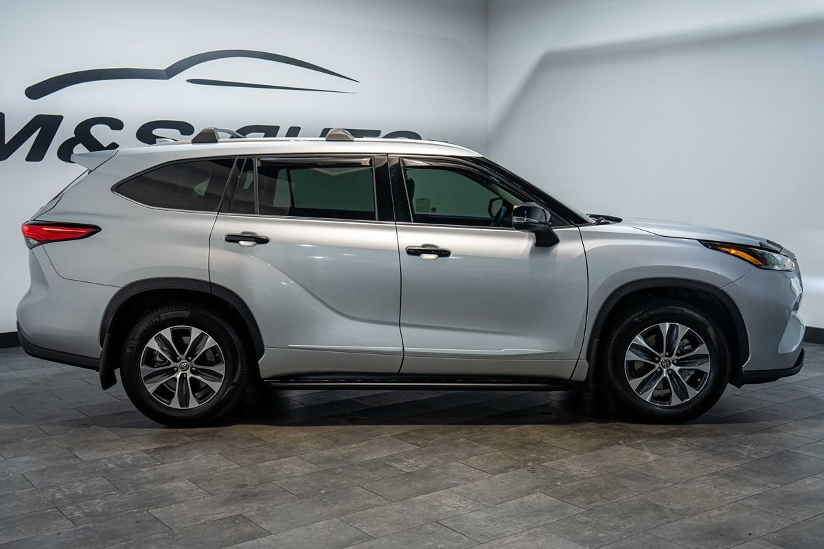 Used 2022 Toyota Highlander XLE AWD/4WD image 8