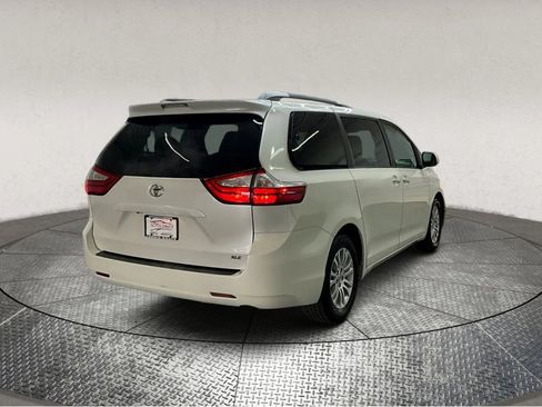 Used 2017 Toyota Sienna XLE image 7