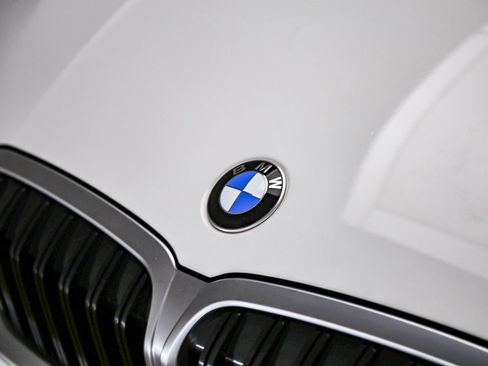 Used 2023 BMW 330i Sedan w/ Convenience Package RWD image 9