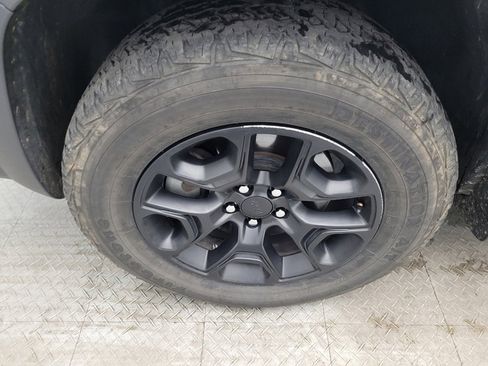 Used 2020 Jeep Cherokee Trailhawk w/ Cold Weather Group image 31