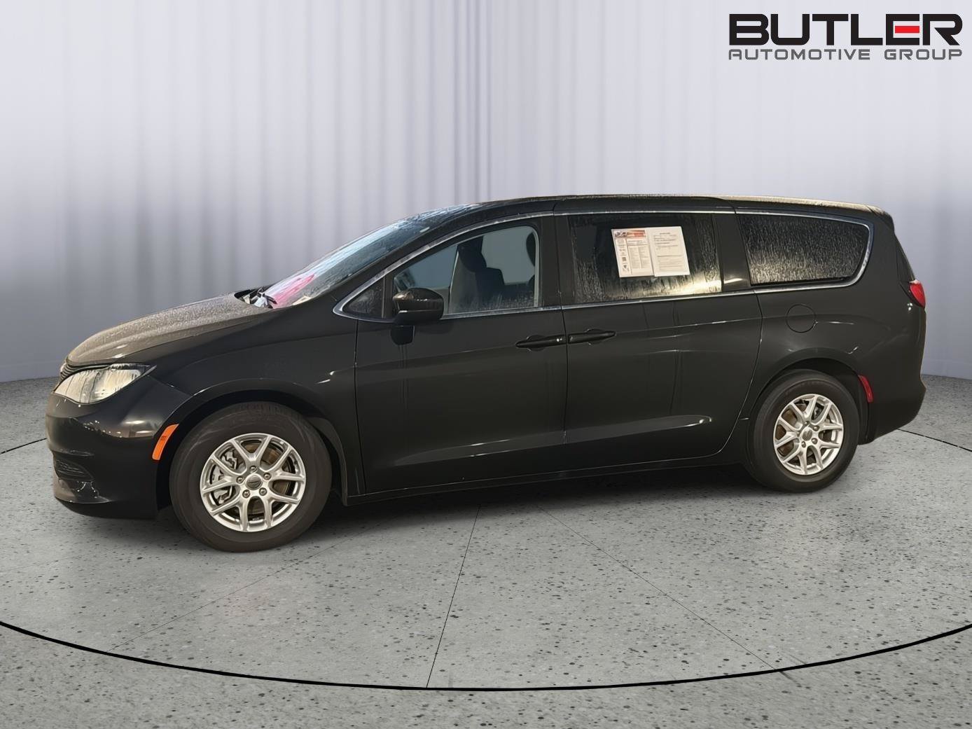 Used 2023 Chrysler Voyager LX FWD image 3