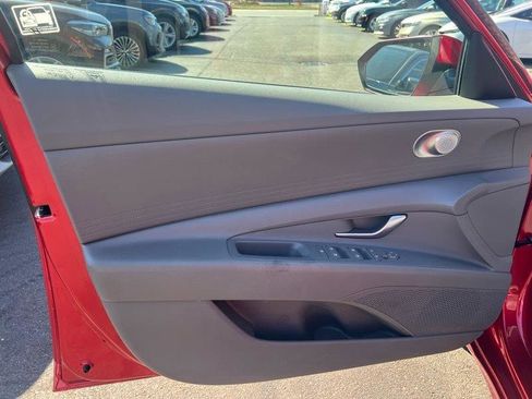 Used 2021 Hyundai Elantra SE FWD image 21