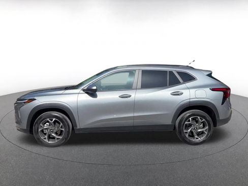 Used 2025 Chevrolet Trax LT w/ LT Convenience Package FWD image 9