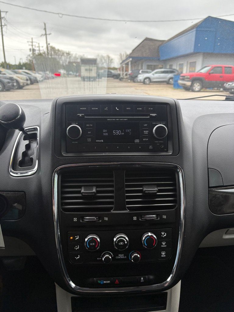 Used 2017 Dodge Grand Caravan SE w/ UConnect Hands-Free Group FWD image 19