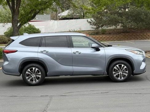 Used 2020 Toyota Highlander XLE FWD image 3