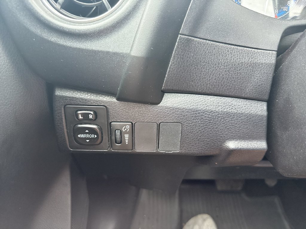 Used 2017 Toyota Corolla SE w/ Carpet Mat Package (TMS) FWD image 18