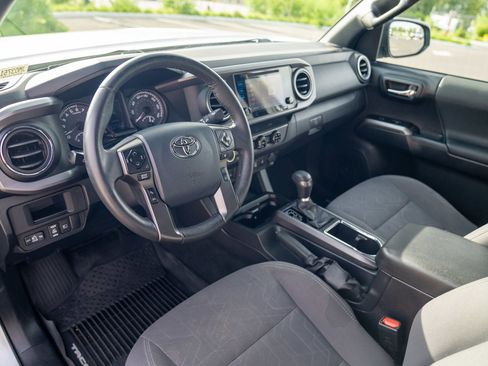 Used 2018 Toyota Tacoma TRD Off-Road AWD/4WD image 4