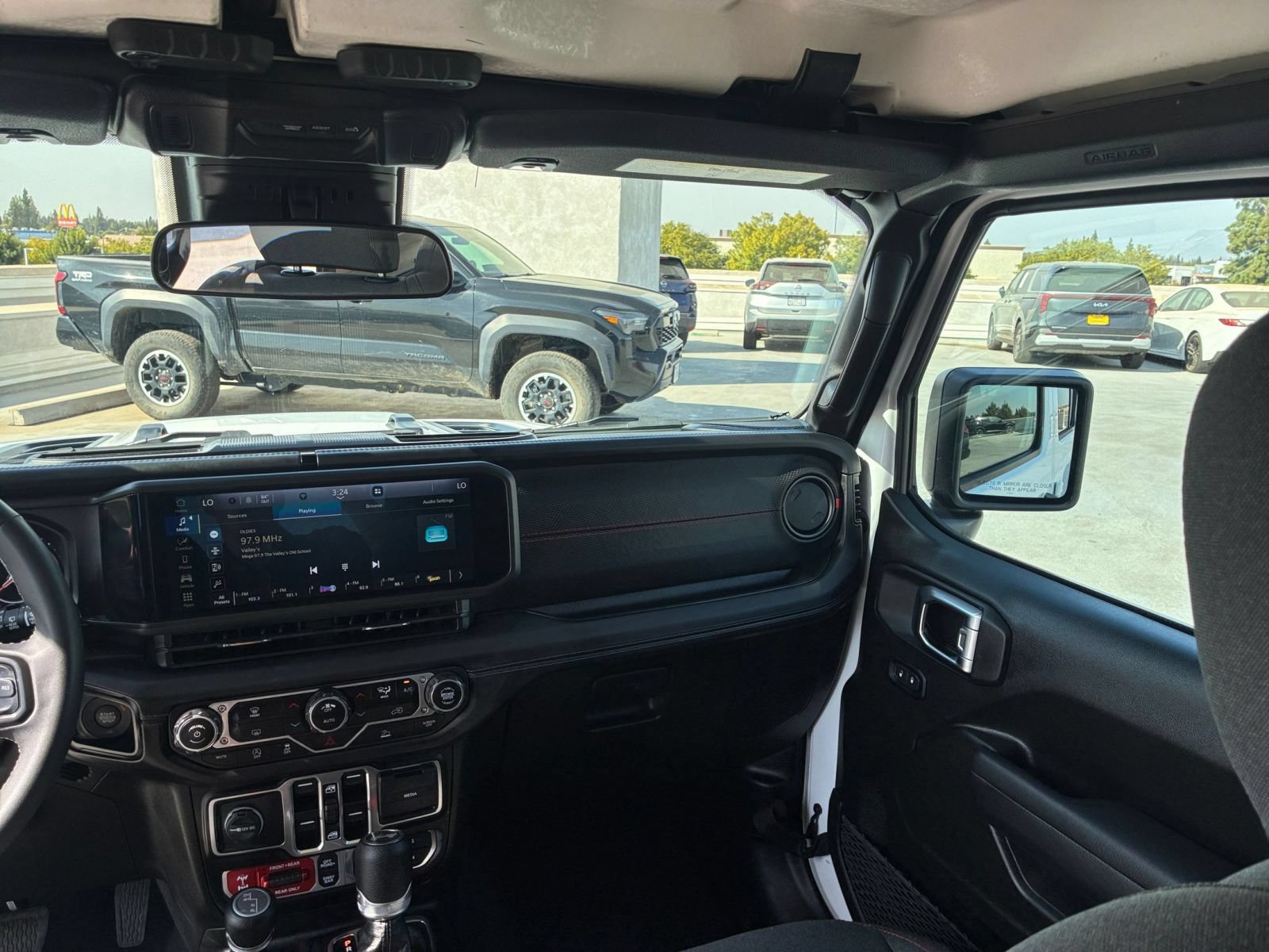Used 2025 Jeep Wrangler Unlimited Rubicon AWD/4WD image 32
