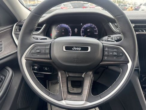 Used 2023 Jeep Grand Cherokee Limited w/ Black Appearance Package AWD/4WD image 14