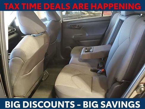 Used 2024 Toyota Highlander LE image 14