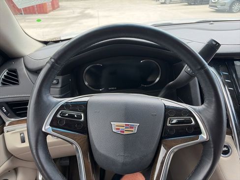 Used 2018 Cadillac Escalade Luxury AWD/4WD image 13