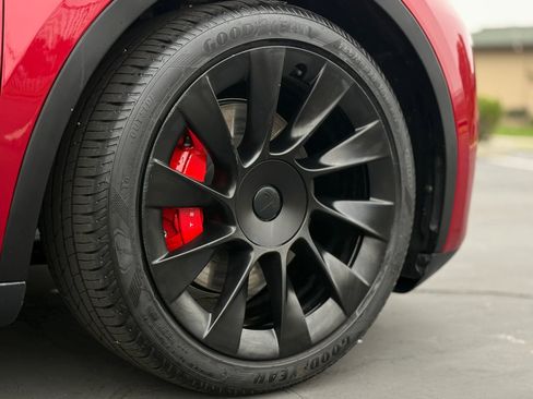 Used 2024 Tesla Model Y Performance image 8