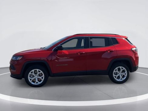 Used 2024 Jeep Compass Latitude AWD/4WD image 5