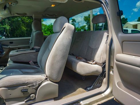 Used 2004 Chevrolet Silverado 2500 LS w/ Heavy-Duty Power Package AWD/4WD image 17