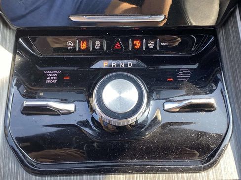 Used 2024 Jeep Wagoneer Series III AWD/4WD image 32