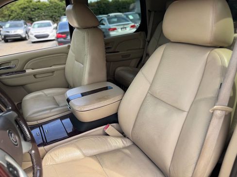 Used 2011 Cadillac Escalade Luxury AWD/4WD image 13