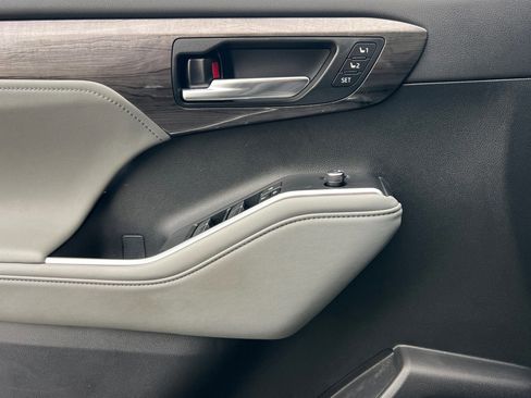 Used 2024 Toyota Highlander LE image 11