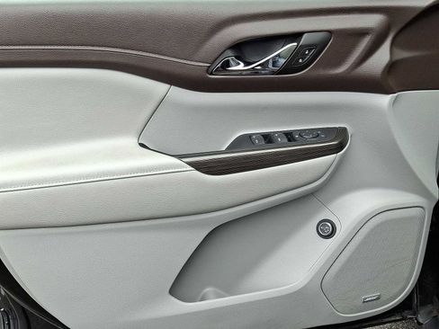 Used 2023 GMC Acadia SLT image 28