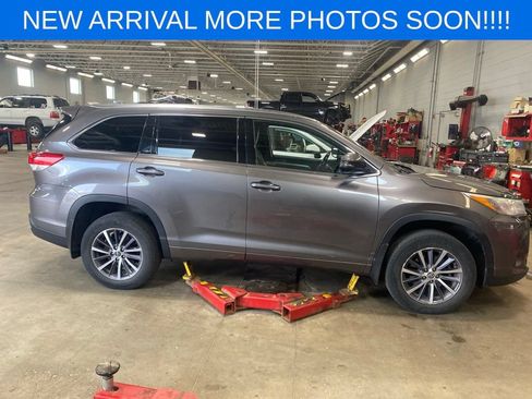 Used 2018 Toyota Highlander XLE FWD image 2