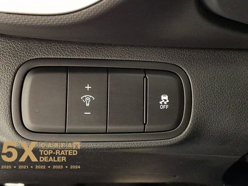 Certified 2025 Hyundai Venue SEL image 31