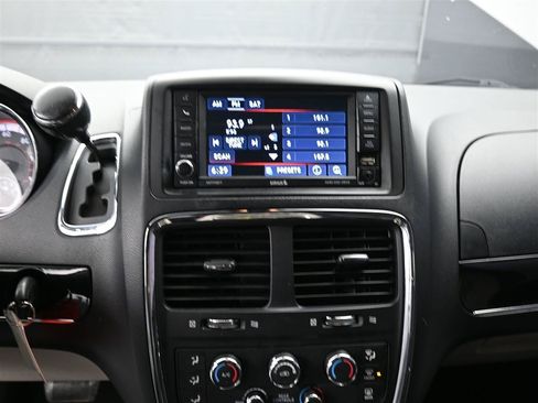 Used 2020 Dodge Grand Caravan SXT FWD image 14