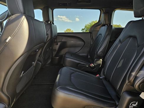 New 2026 Chrysler Pacifica Select image 33