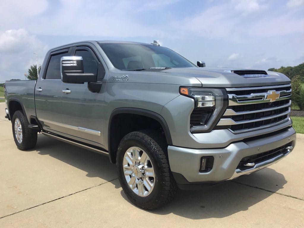 Used 2025 Chevrolet Silverado 2500 High Country w/ Technology Package AWD/4WD image 3