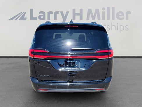New 2025 Chrysler Pacifica Select w/ Fav Edition Package image 5