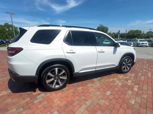Certified 2023 Honda Pilot Touring image 3