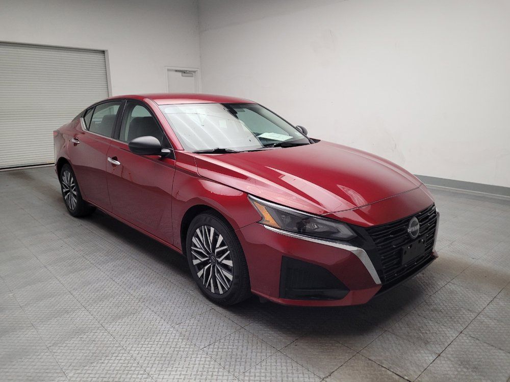 Used 2025 Nissan Altima 2.5 SV FWD image 13
