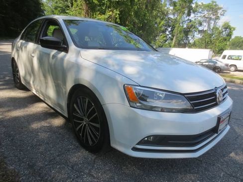 Used 2016 Volkswagen Jetta Sport FWD image 2