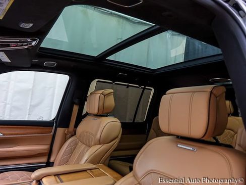 Used 2022 Jeep Grand Wagoneer Series III AWD/4WD image 10
